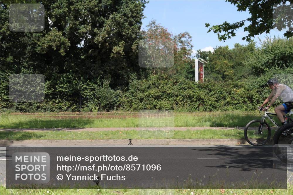 10.08.2025 - GEWOBA Citytriathlon Bremen Yannick Fuchs http://msf.ph/oto/8571096 10.08.2025 14:30:19 Radfahren 8, 33, 66, 95, 148, 149, 329, 338, 347, 361, 374, 400, 402, 410, 429, 492 meine-sportfotos.de