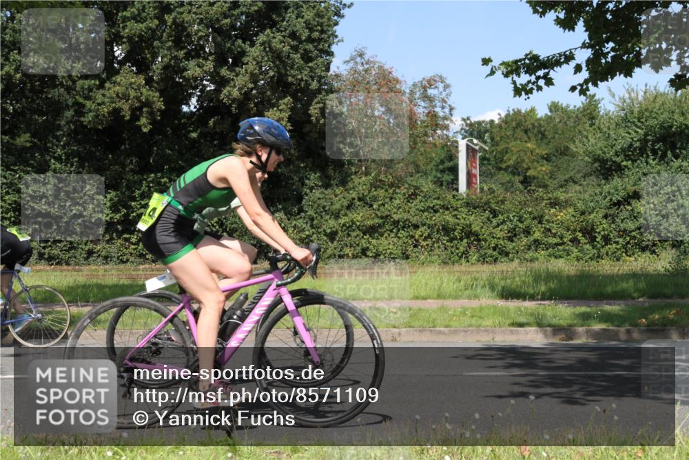 10.08.2025 - GEWOBA Citytriathlon Bremen Yannick Fuchs http://msf.ph/oto/8571109 10.08.2025 14:30:25 Radfahren 8, 33, 66, 148, 149, 328, 329, 338, 347, 361, 374, 400, 402, 410, 429, 461, 492 meine-sportfotos.de