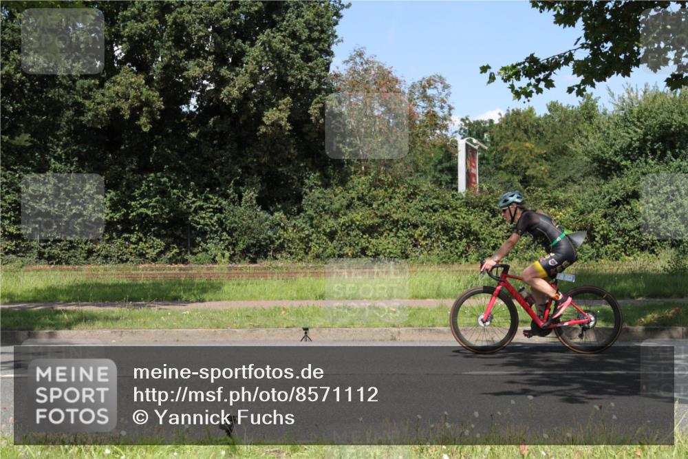 10.08.2025 - GEWOBA Citytriathlon Bremen Yannick Fuchs http://msf.ph/oto/8571112 10.08.2025 14:30:26 Radfahren 8, 33, 66, 148, 149, 328, 329, 338, 345, 347, 361, 374, 381, 400, 402, 410, 461, 492 meine-sportfotos.de