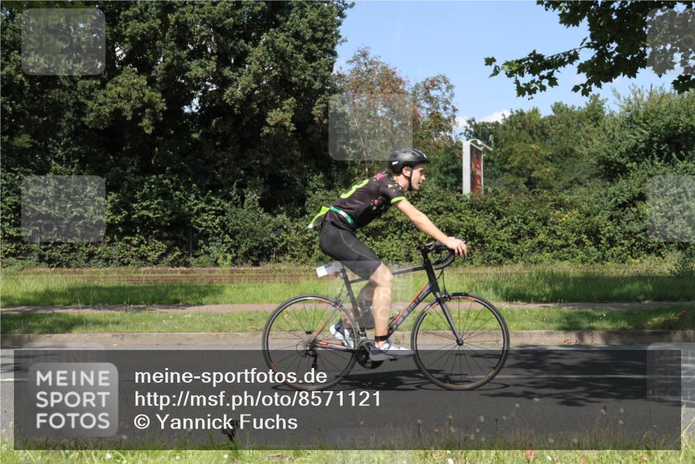 10.08.2025 - GEWOBA Citytriathlon Bremen Yannick Fuchs http://msf.ph/oto/8571121 10.08.2025 14:30:29 Radfahren 8, 33, 66, 107, 148, 149, 178, 328, 329, 338, 341, 345, 347, 356, 361, 374, 381, 409, 410, 461, 492 meine-sportfotos.de