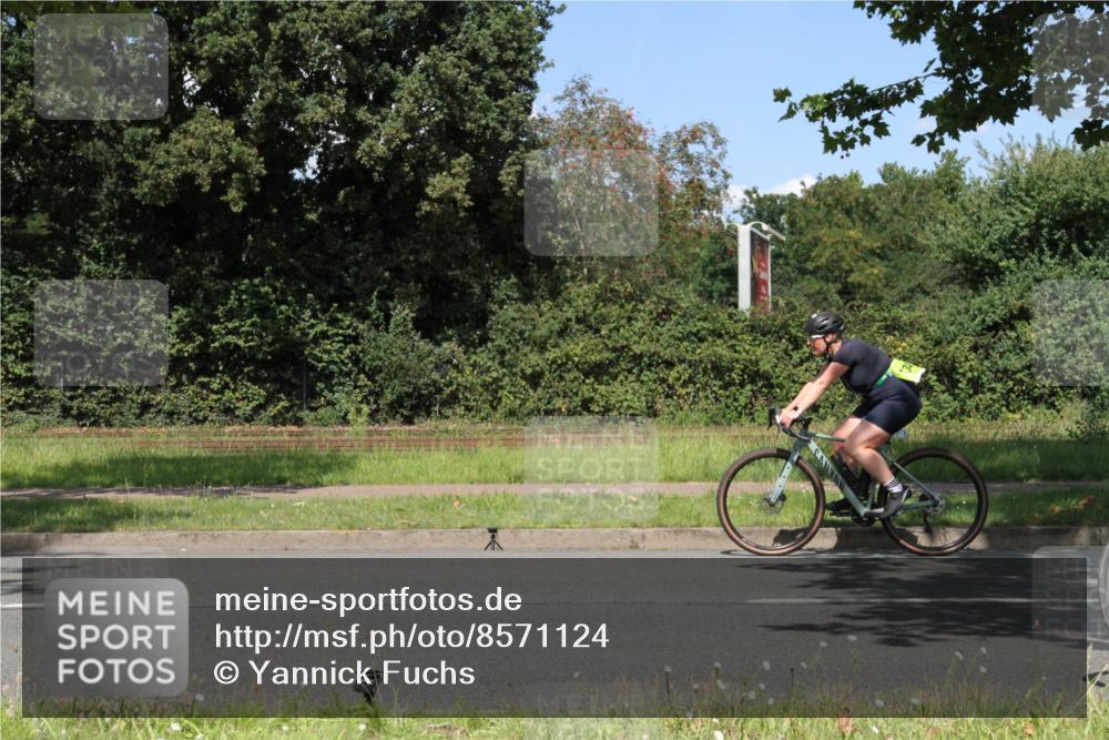 10.08.2025 - GEWOBA Citytriathlon Bremen Yannick Fuchs http://msf.ph/oto/8571124 10.08.2025 14:30:30 Radfahren 8, 12, 33, 66, 107, 148, 149, 178, 328, 329, 338, 341, 345, 347, 356, 361, 374, 381, 409, 410, 461, 492 meine-sportfotos.de