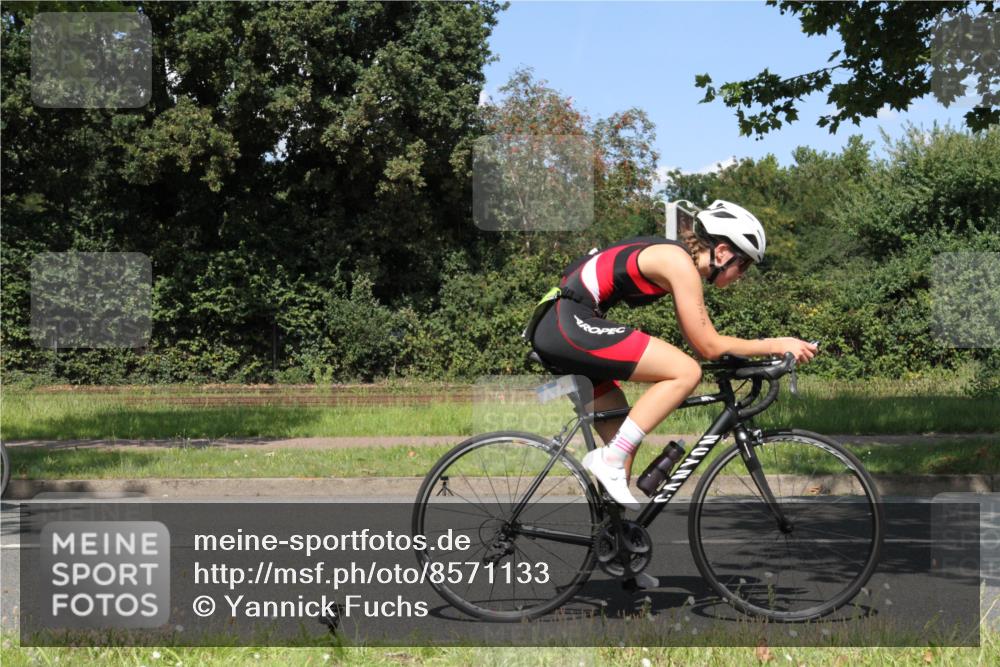 10.08.2025 - GEWOBA Citytriathlon Bremen Yannick Fuchs http://msf.ph/oto/8571133 10.08.2025 14:30:33 Radfahren 8, 12, 33, 107, 178, 328, 329, 338, 341, 345, 347, 356, 361, 374, 381, 399, 409, 410, 461, 492 meine-sportfotos.de