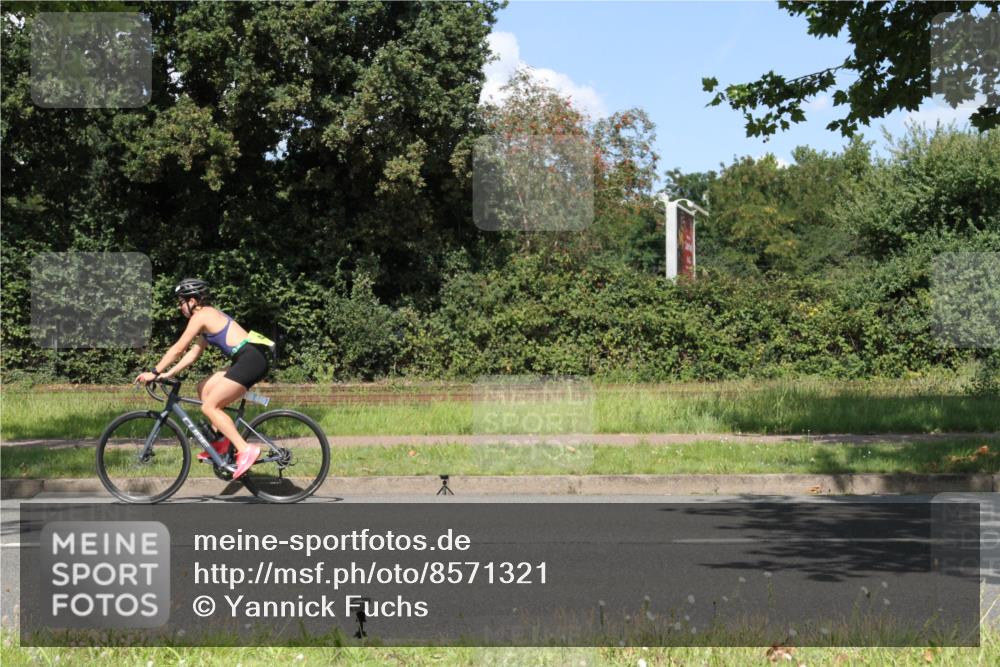 10.08.2025 - GEWOBA Citytriathlon Bremen Yannick Fuchs http://msf.ph/oto/8571321 10.08.2025 14:32:31 Radfahren 105, 284, 299, 355, 370, 393, 420, 463, 489 meine-sportfotos.de