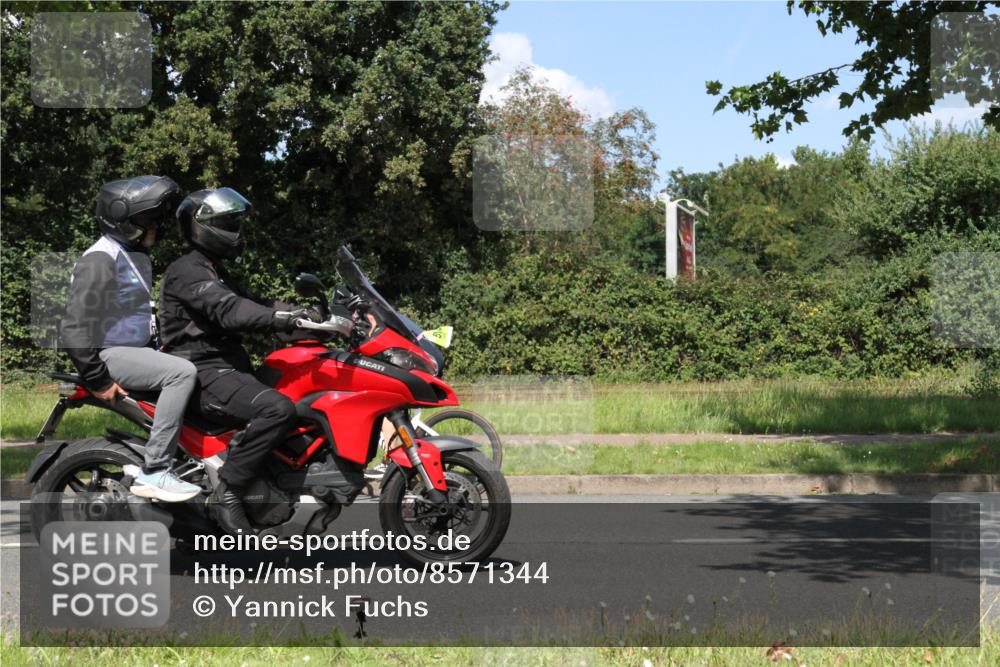 10.08.2025 - GEWOBA Citytriathlon Bremen Yannick Fuchs http://msf.ph/oto/8571344 10.08.2025 14:32:39 Radfahren 15, 82, 96, 118, 243, 284, 393, 420, 435 meine-sportfotos.de