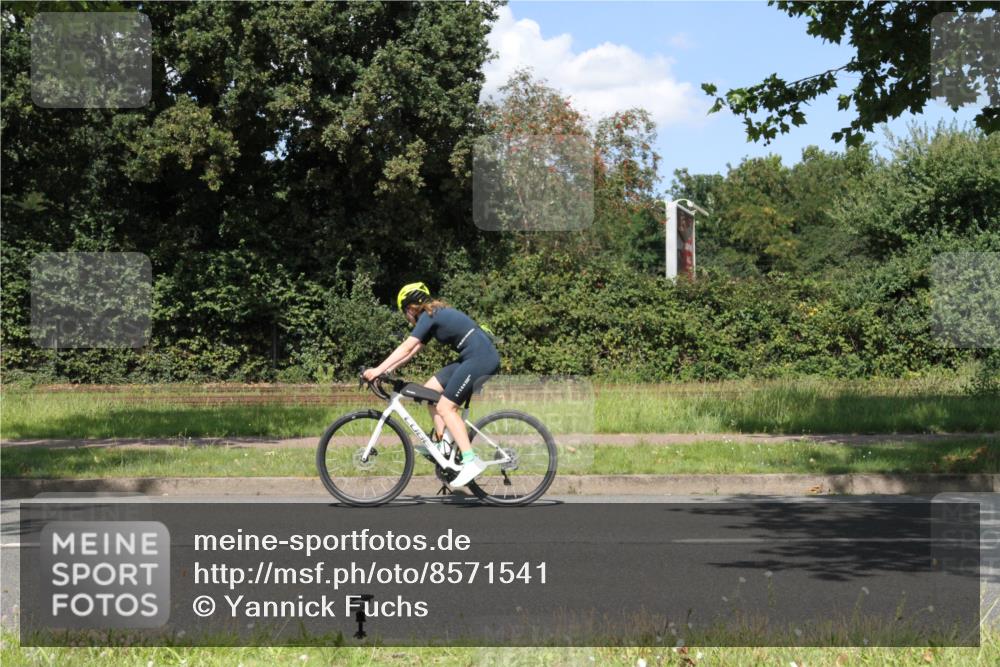 10.08.2025 - GEWOBA Citytriathlon Bremen Yannick Fuchs http://msf.ph/oto/8571541 10.08.2025 14:34:18 Radfahren 45, 76, 143, 214, 304, 316, 364, 375, 392, 424, 443, 451, 515, 530 meine-sportfotos.de