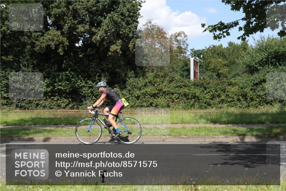 10.08.2025 - GEWOBA Citytriathlon Bremen Yannick Fuchs http://msf.ph/oto/8571575 10.08.2025 14:34:53 Radfahren 23, 31, 72, 268, 300, 340, 413, 430, 502, 511 meine-sportfotos.de