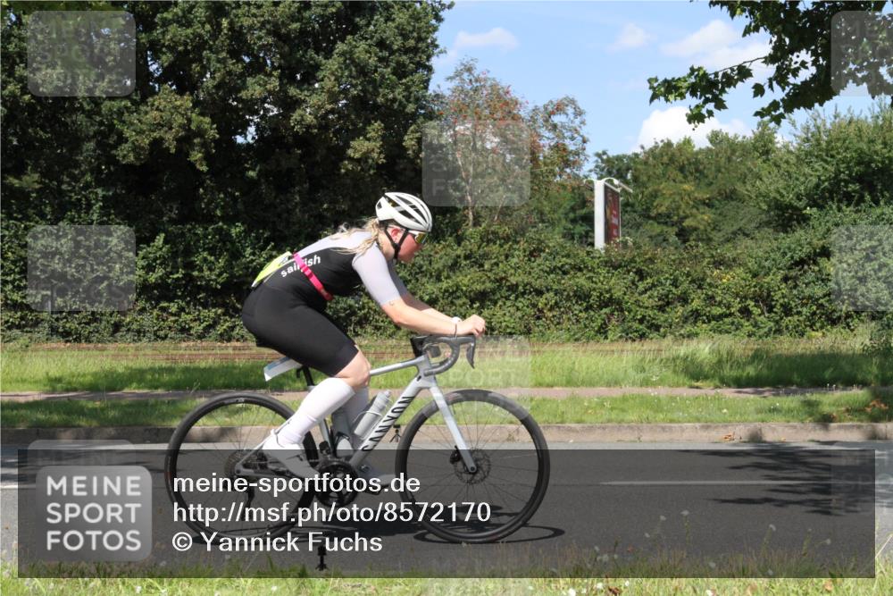 10.08.2025 - GEWOBA Citytriathlon Bremen Yannick Fuchs http://msf.ph/oto/8572170 10.08.2025 14:50:09 Radfahren 120, 293, 322, 352, 356, 400, 410 meine-sportfotos.de