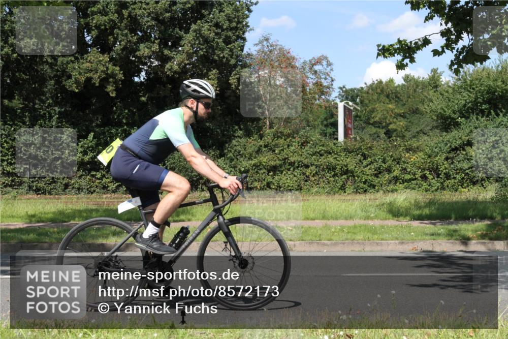 10.08.2025 - GEWOBA Citytriathlon Bremen Yannick Fuchs http://msf.ph/oto/8572173 10.08.2025 14:50:11 Radfahren 120, 293, 322, 352, 356, 400, 410 meine-sportfotos.de