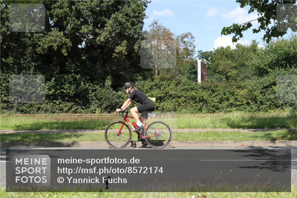 10.08.2025 - GEWOBA Citytriathlon Bremen Yannick Fuchs http://msf.ph/oto/8572174 10.08.2025 14:50:13 Radfahren 120, 293, 352, 356, 400, 410, 504 meine-sportfotos.de