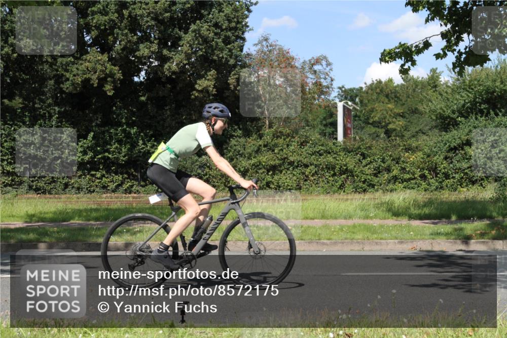 10.08.2025 - GEWOBA Citytriathlon Bremen Yannick Fuchs http://msf.ph/oto/8572175 10.08.2025 14:50:13 Radfahren 120, 293, 352, 356, 400, 410, 504 meine-sportfotos.de