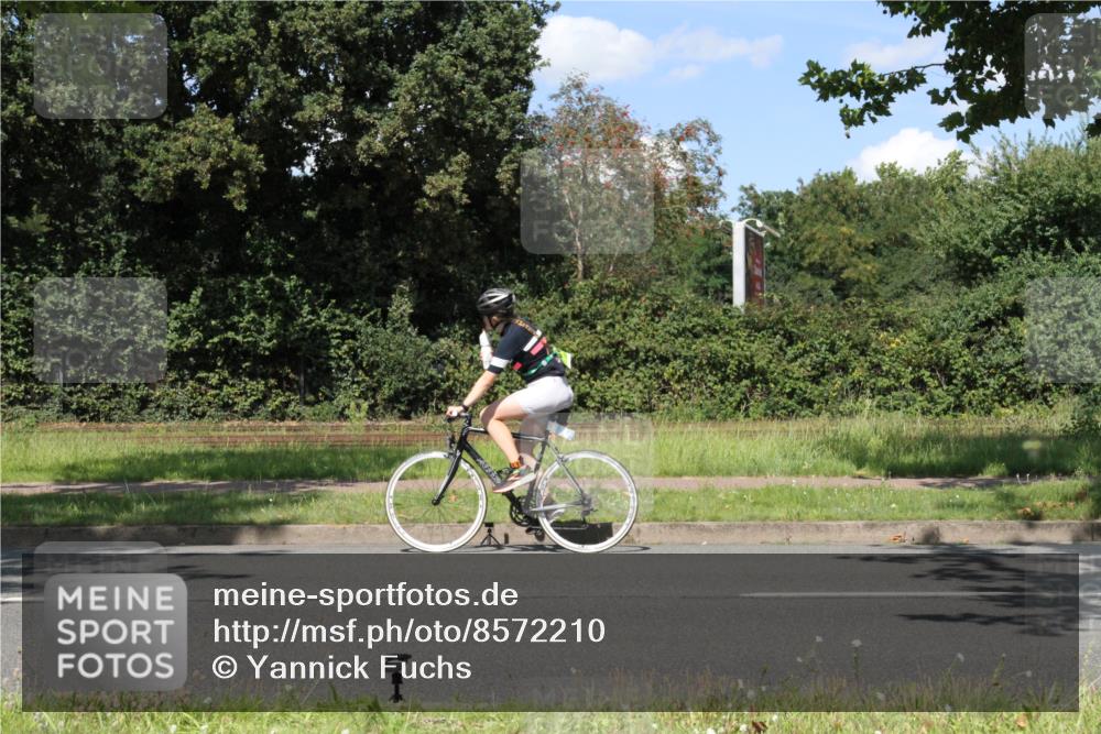 10.08.2025 - GEWOBA Citytriathlon Bremen Yannick Fuchs http://msf.ph/oto/8572210 10.08.2025 14:51:27 Radfahren 212, 338, 374, 399, 468, 492, 494 meine-sportfotos.de