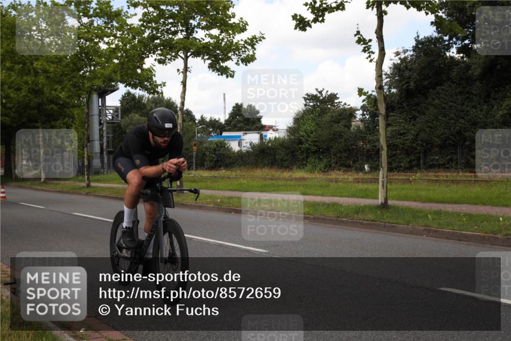 10.08.2025 - GEWOBA Citytriathlon Bremen Yannick Fuchs http://msf.ph/oto/8572659 10.08.2025 12:52:23 Radfahren 599, 603, 639, 701, 708, 834, 858, 891, 905, 1037 meine-sportfotos.de