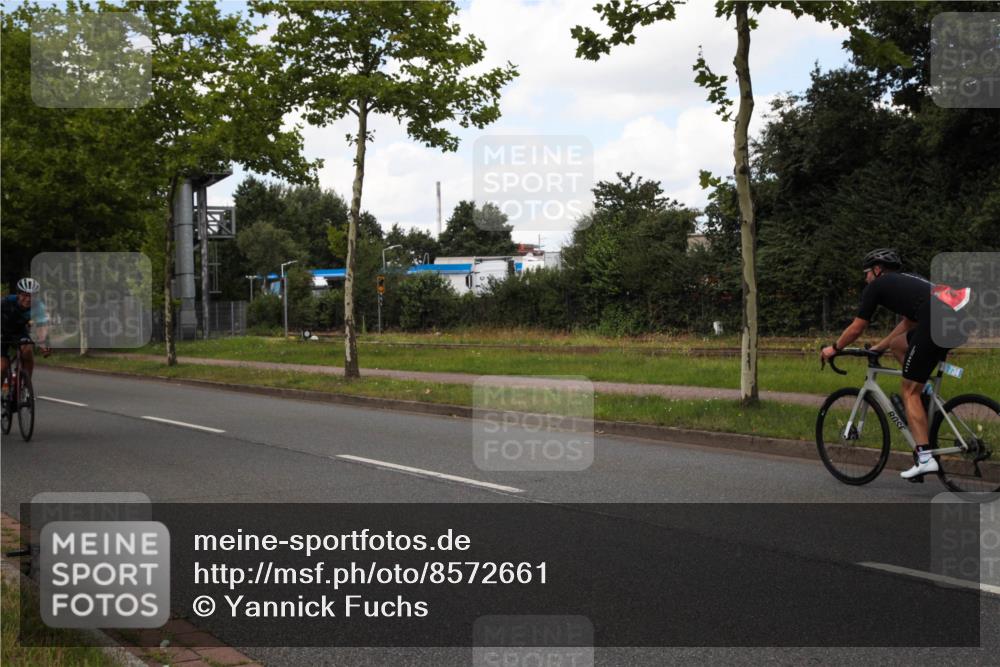 10.08.2025 - GEWOBA Citytriathlon Bremen Yannick Fuchs http://msf.ph/oto/8572661 10.08.2025 12:52:26 Radfahren 599, 603, 639, 701, 834, 858, 891, 1037 meine-sportfotos.de