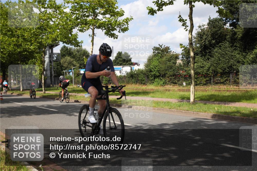 10.08.2025 - GEWOBA Citytriathlon Bremen Yannick Fuchs http://msf.ph/oto/8572747 10.08.2025 12:54:22 Radfahren 580, 582, 618, 707, 740, 750, 789, 826, 1006 meine-sportfotos.de