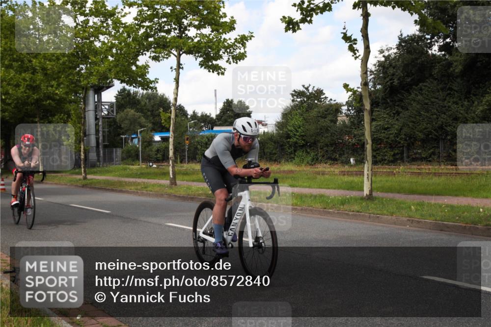 10.08.2025 - GEWOBA Citytriathlon Bremen Yannick Fuchs http://msf.ph/oto/8572840 10.08.2025 12:55:40 Radfahren 636, 658, 729, 779, 804, 843, 880, 1033 meine-sportfotos.de
