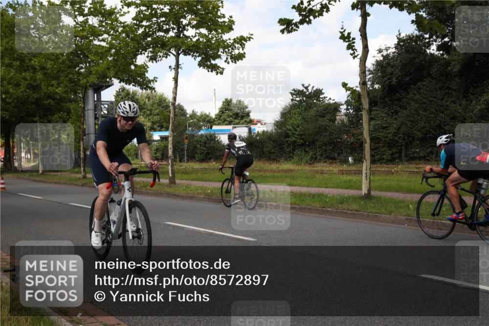 10.08.2025 - GEWOBA Citytriathlon Bremen Yannick Fuchs http://msf.ph/oto/8572897 10.08.2025 12:56:48 Radfahren 597, 672, 706, 749, 755, 772, 782, 815, 830, 913, 1014 meine-sportfotos.de
