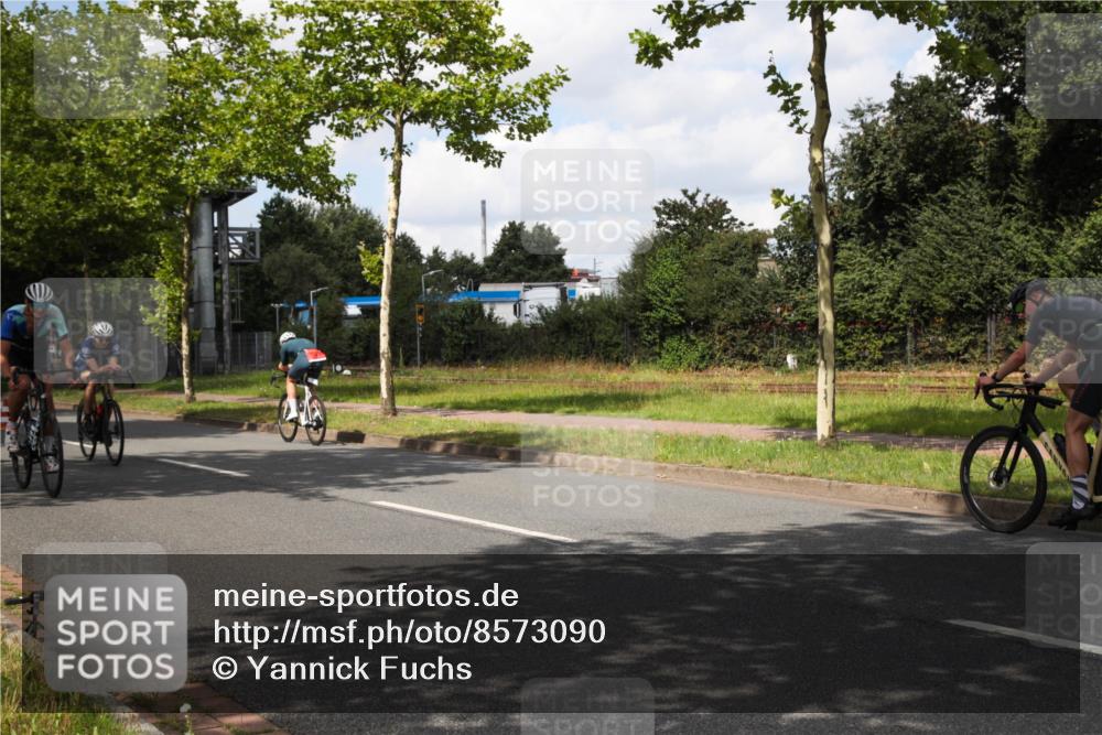 10.08.2025 - GEWOBA Citytriathlon Bremen Yannick Fuchs http://msf.ph/oto/8573090 10.08.2025 12:58:51 Radfahren 602, 705, 762, 802, 870, 885, 910, 921, 1038 meine-sportfotos.de