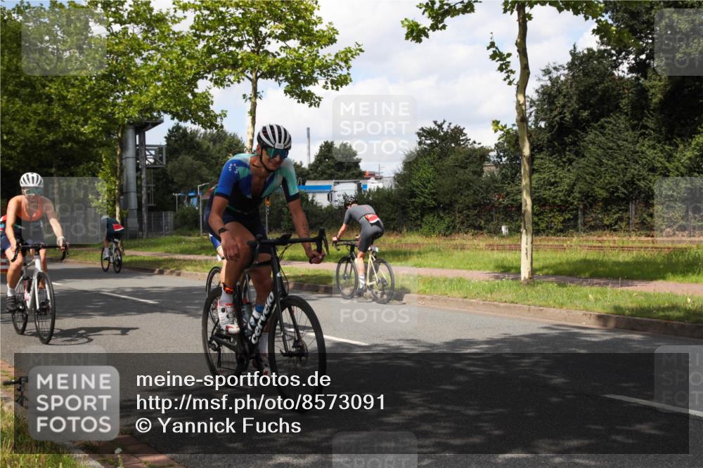 10.08.2025 - GEWOBA Citytriathlon Bremen Yannick Fuchs http://msf.ph/oto/8573091 10.08.2025 12:58:52 Radfahren 602, 705, 762, 802, 870, 885, 910, 921, 1038 meine-sportfotos.de