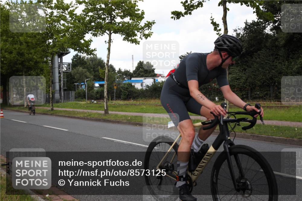 10.08.2025 - GEWOBA Citytriathlon Bremen Yannick Fuchs http://msf.ph/oto/8573125 10.08.2025 12:59:43 Radfahren 595, 614, 623, 628, 644, 698, 850, 889, 907, 934, 949 meine-sportfotos.de