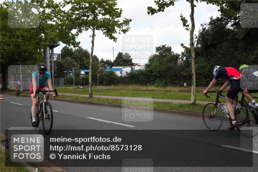 10.08.2025 - GEWOBA Citytriathlon Bremen Yannick Fuchs http://msf.ph/oto/8573128 10.08.2025 12:59:47 Radfahren 595, 614, 623, 628, 644, 698, 850, 889, 907, 934, 949, 1002 meine-sportfotos.de