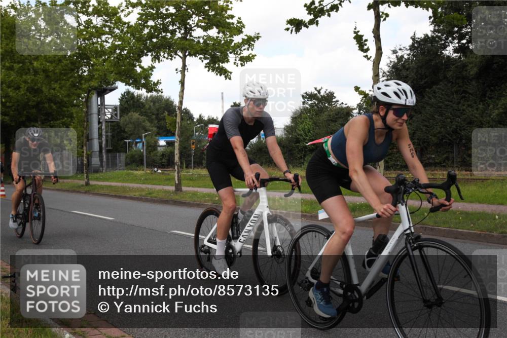 10.08.2025 - GEWOBA Citytriathlon Bremen Yannick Fuchs http://msf.ph/oto/8573135 10.08.2025 12:59:53 Radfahren 595, 614, 623, 628, 644, 698, 835, 850, 871, 889, 907, 934, 949, 1002, 1022, 1030 meine-sportfotos.de