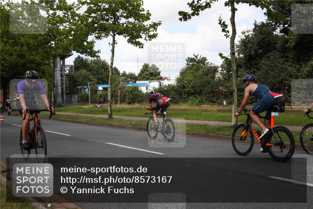 10.08.2025 - GEWOBA Citytriathlon Bremen Yannick Fuchs http://msf.ph/oto/8573167 10.08.2025 13:00:44 Radfahren 581, 613, 677, 785, 1023 meine-sportfotos.de