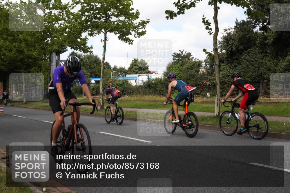 10.08.2025 - GEWOBA Citytriathlon Bremen Yannick Fuchs http://msf.ph/oto/8573168 10.08.2025 13:00:44 Radfahren 581, 613, 677, 785, 1023 meine-sportfotos.de