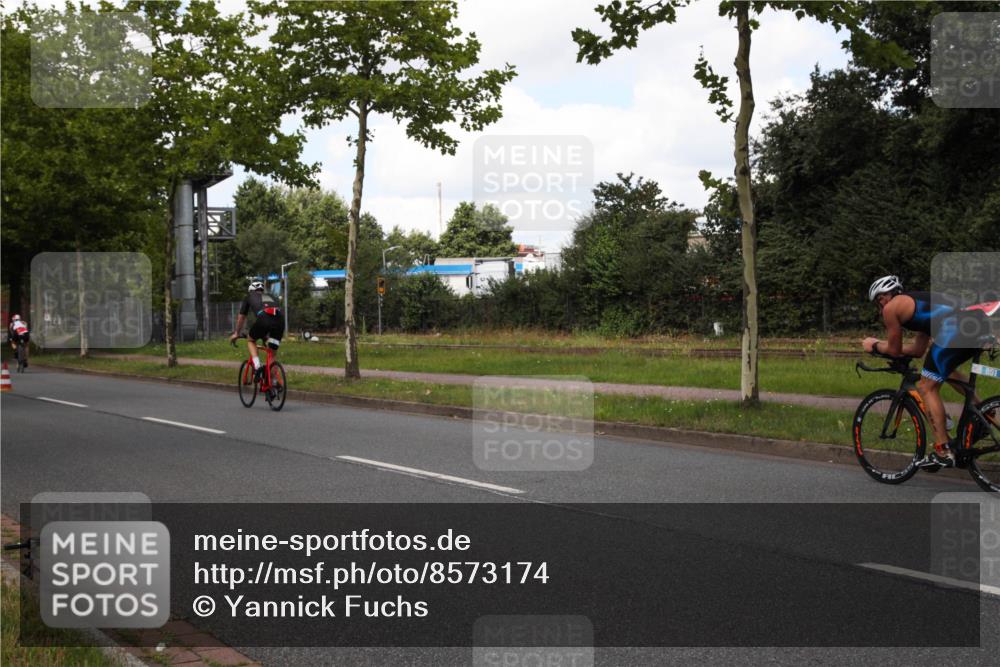 10.08.2025 - GEWOBA Citytriathlon Bremen Yannick Fuchs http://msf.ph/oto/8573174 10.08.2025 13:00:51 Radfahren 581, 613, 646, 669, 677, 684, 785, 862, 1023 meine-sportfotos.de