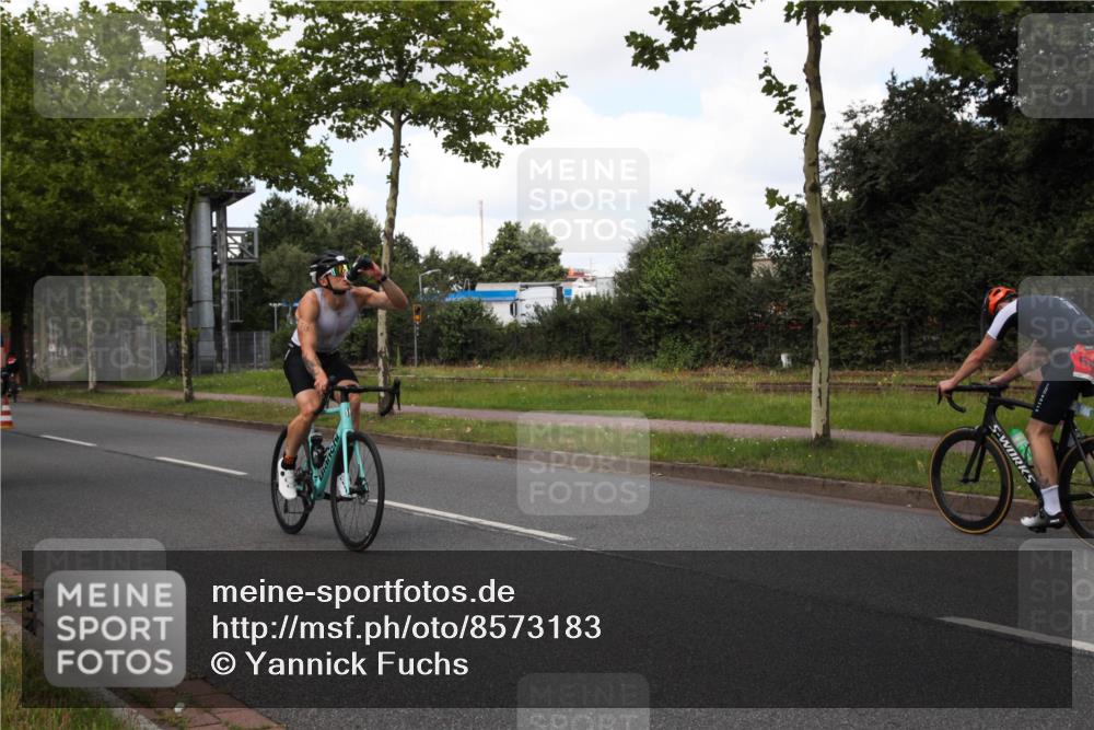 10.08.2025 - GEWOBA Citytriathlon Bremen Yannick Fuchs http://msf.ph/oto/8573183 10.08.2025 13:01:03 Radfahren 646, 669, 677, 684, 713, 837, 862, 926, 944, 1001 meine-sportfotos.de
