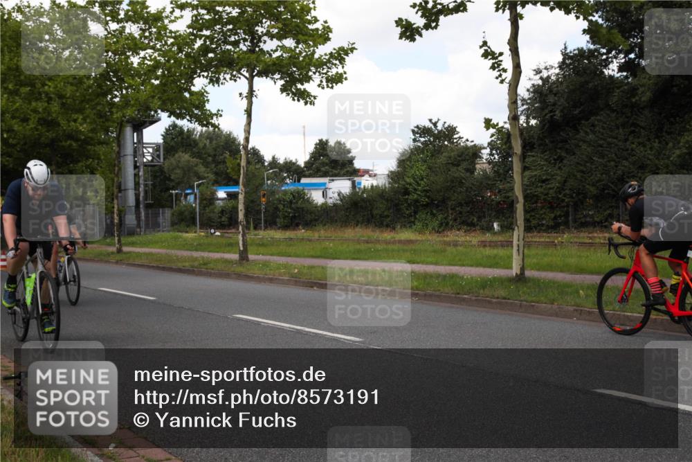 10.08.2025 - GEWOBA Citytriathlon Bremen Yannick Fuchs http://msf.ph/oto/8573191 10.08.2025 13:01:16 Radfahren 713, 829, 837, 926, 944, 1001 meine-sportfotos.de