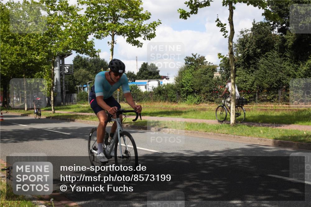 10.08.2025 - GEWOBA Citytriathlon Bremen Yannick Fuchs http://msf.ph/oto/8573199 10.08.2025 13:01:37 Radfahren 608, 663, 703, 716, 754, 800, 816, 819, 828, 851 meine-sportfotos.de