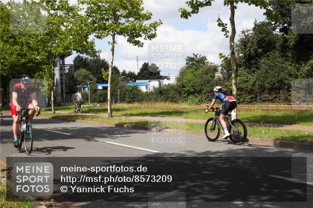10.08.2025 - GEWOBA Citytriathlon Bremen Yannick Fuchs http://msf.ph/oto/8573209 10.08.2025 13:01:41 Radfahren 608, 663, 703, 716, 754, 800, 816, 819, 828, 851, 923, 953 meine-sportfotos.de