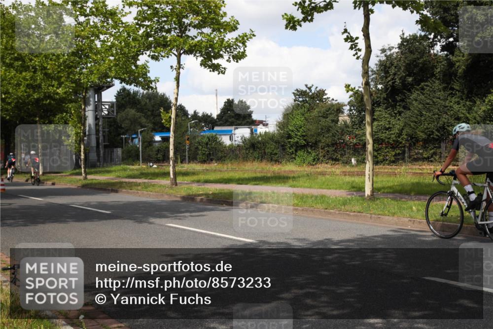 10.08.2025 - GEWOBA Citytriathlon Bremen Yannick Fuchs http://msf.ph/oto/8573233 10.08.2025 13:01:51 Radfahren 586, 663, 703, 754, 819, 828, 842, 851, 923, 953, 964, 1011 meine-sportfotos.de