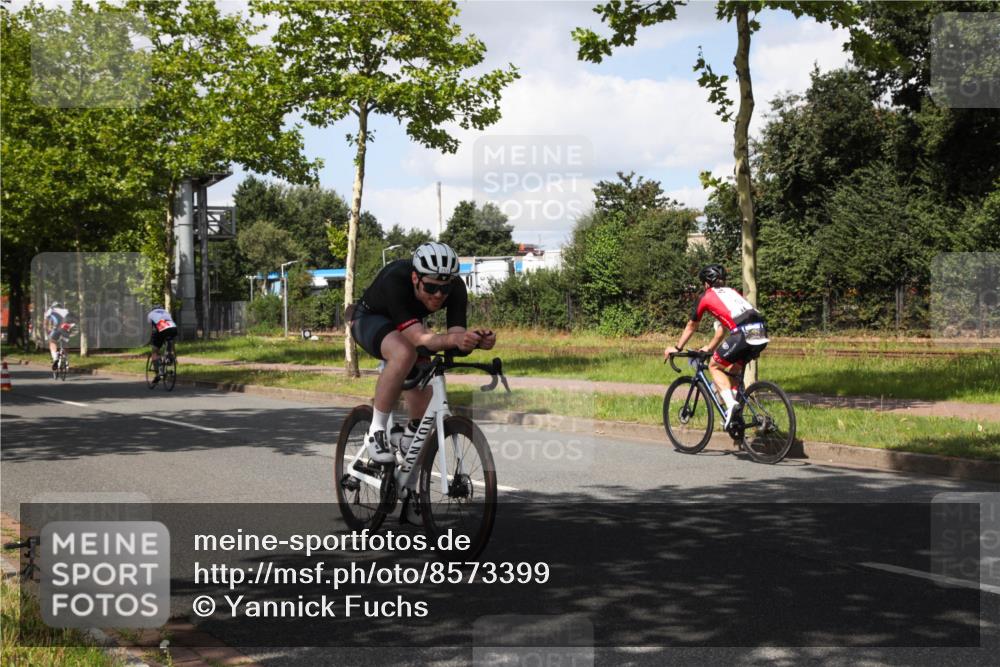 10.08.2025 - GEWOBA Citytriathlon Bremen Yannick Fuchs http://msf.ph/oto/8573399 10.08.2025 13:03:46 Radfahren 574, 676, 753, 812, 823, 908, 925, 965, 1007 meine-sportfotos.de