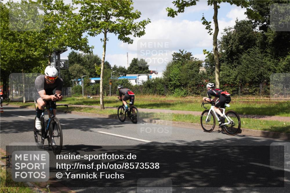 10.08.2025 - GEWOBA Citytriathlon Bremen Yannick Fuchs http://msf.ph/oto/8573538 10.08.2025 13:04:27 Radfahren 583, 674, 675, 751, 769, 799, 808, 875, 939, 960, 1013, 1036 meine-sportfotos.de