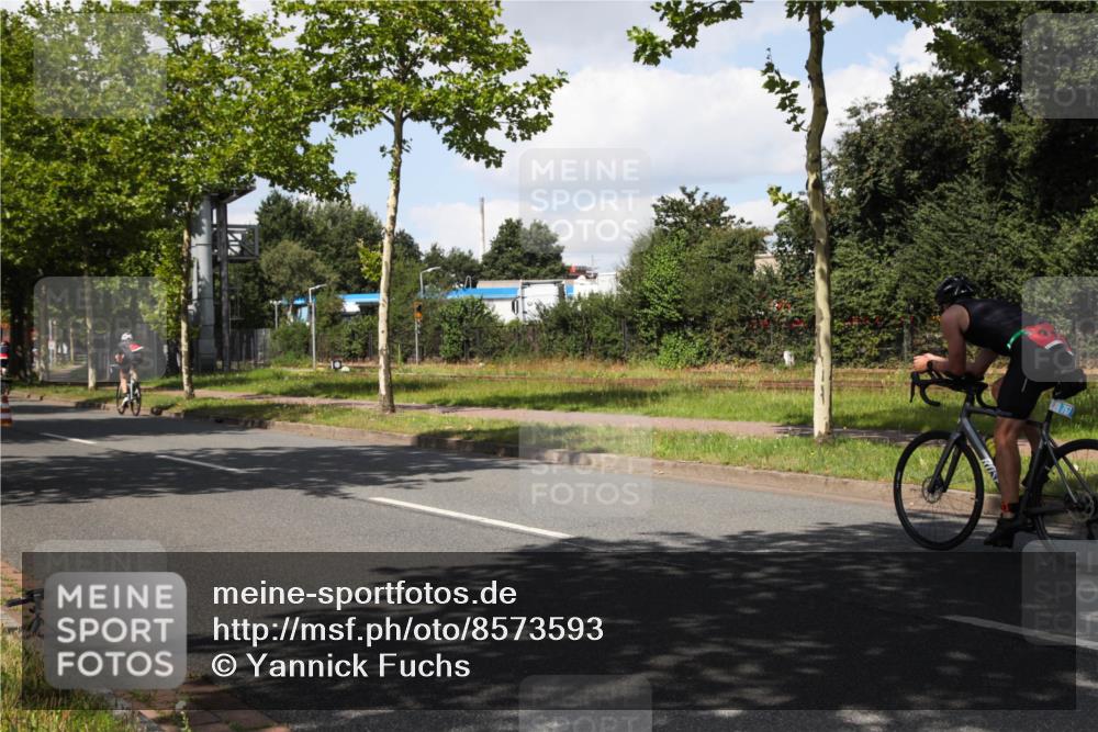 10.08.2025 - GEWOBA Citytriathlon Bremen Yannick Fuchs http://msf.ph/oto/8573593 10.08.2025 13:05:05 Radfahren 590, 629, 645, 745, 884, 916, 928, 929, 951, 958, 1010 meine-sportfotos.de
