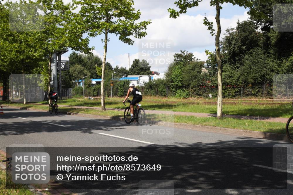 10.08.2025 - GEWOBA Citytriathlon Bremen Yannick Fuchs http://msf.ph/oto/8573649 10.08.2025 13:06:04 Radfahren 573, 630, 682, 741, 767, 793, 857, 918, 948, 962, 981 meine-sportfotos.de