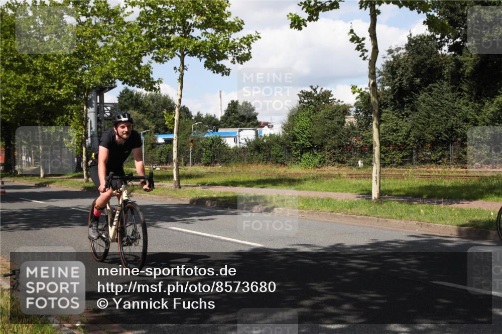 10.08.2025 - GEWOBA Citytriathlon Bremen Yannick Fuchs http://msf.ph/oto/8573680 10.08.2025 13:06:42 Radfahren 621, 638, 655, 679, 699, 732, 788, 867, 914, 927 meine-sportfotos.de