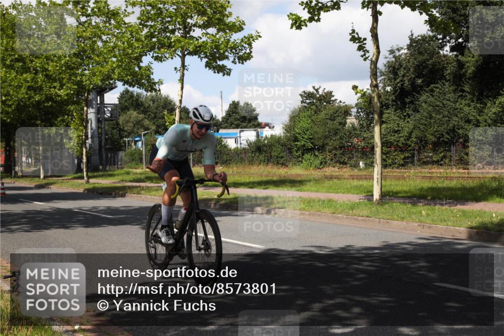 10.08.2025 - GEWOBA Citytriathlon Bremen Yannick Fuchs http://msf.ph/oto/8573801 10.08.2025 13:09:17 Radfahren 735, 822, 973, 977, 1006 meine-sportfotos.de