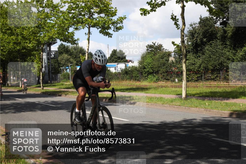 10.08.2025 - GEWOBA Citytriathlon Bremen Yannick Fuchs http://msf.ph/oto/8573831 10.08.2025 13:10:37 Radfahren 722, 752, 833, 834, 872, 891, 935, 956, 1031 meine-sportfotos.de