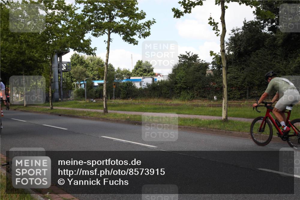 10.08.2025 - GEWOBA Citytriathlon Bremen Yannick Fuchs http://msf.ph/oto/8573915 10.08.2025 13:13:20 Radfahren 905, 1029, 1039 meine-sportfotos.de