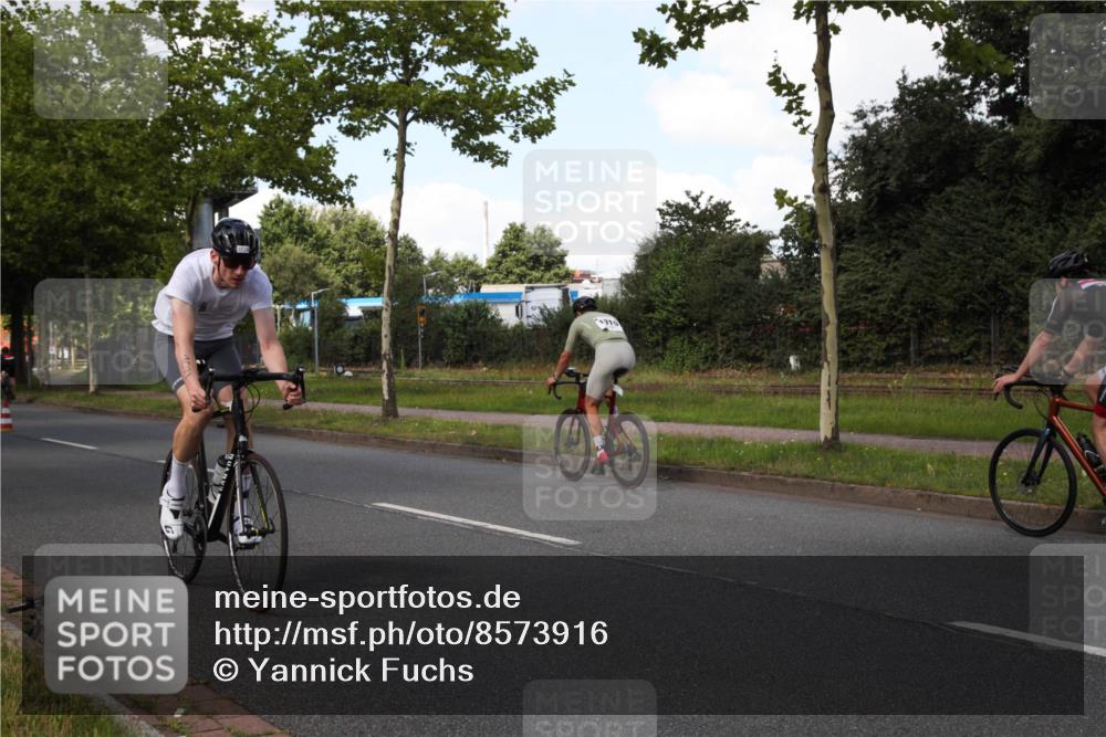 10.08.2025 - GEWOBA Citytriathlon Bremen Yannick Fuchs http://msf.ph/oto/8573916 10.08.2025 13:13:21 Radfahren 905, 1029, 1039 meine-sportfotos.de