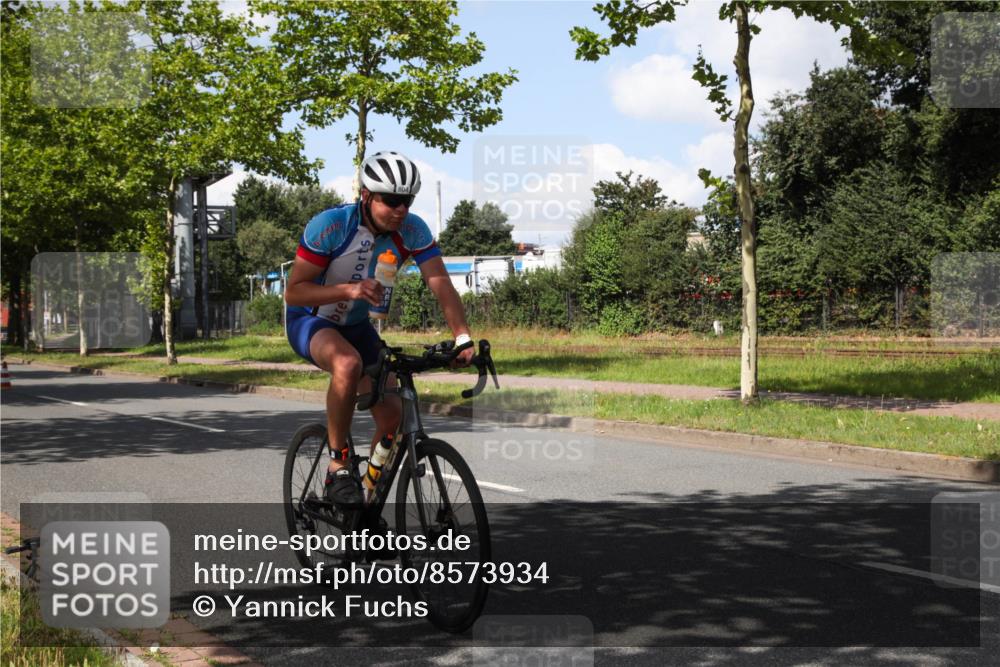 10.08.2025 - GEWOBA Citytriathlon Bremen Yannick Fuchs http://msf.ph/oto/8573934 10.08.2025 13:14:03 Radfahren 555, 707, 766, 783, 804, 1019 meine-sportfotos.de