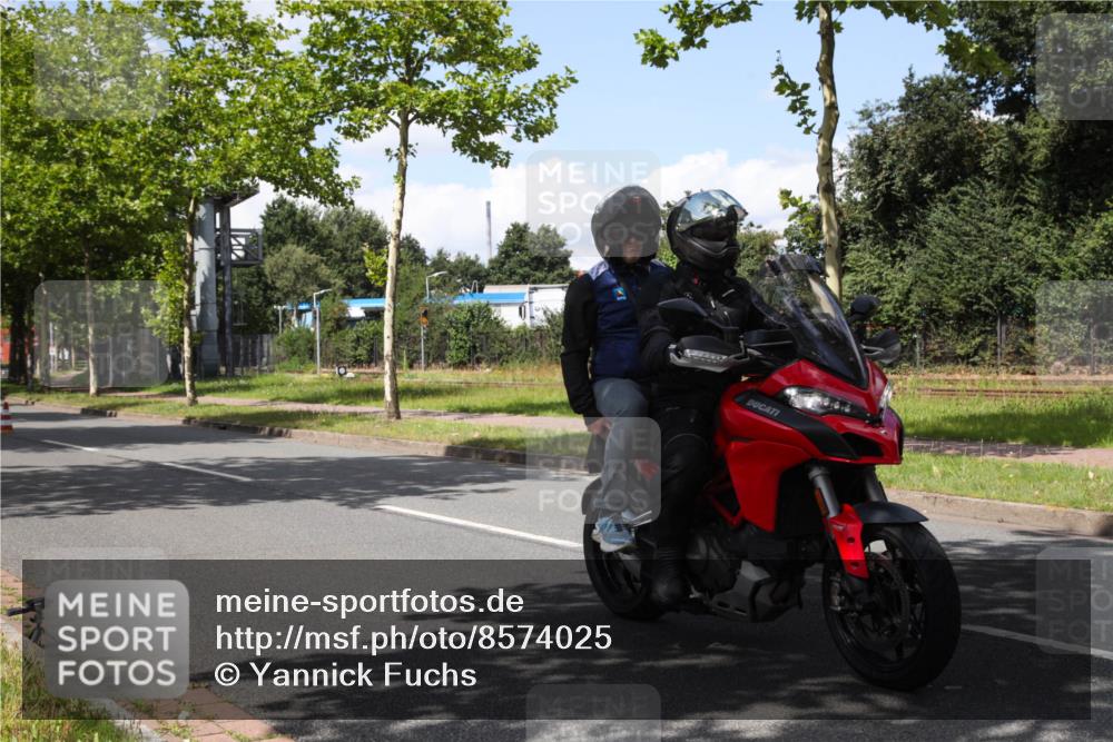 10.08.2025 - GEWOBA Citytriathlon Bremen Yannick Fuchs http://msf.ph/oto/8574025 10.08.2025 13:20:20 Radfahren 848, 949, 964 meine-sportfotos.de