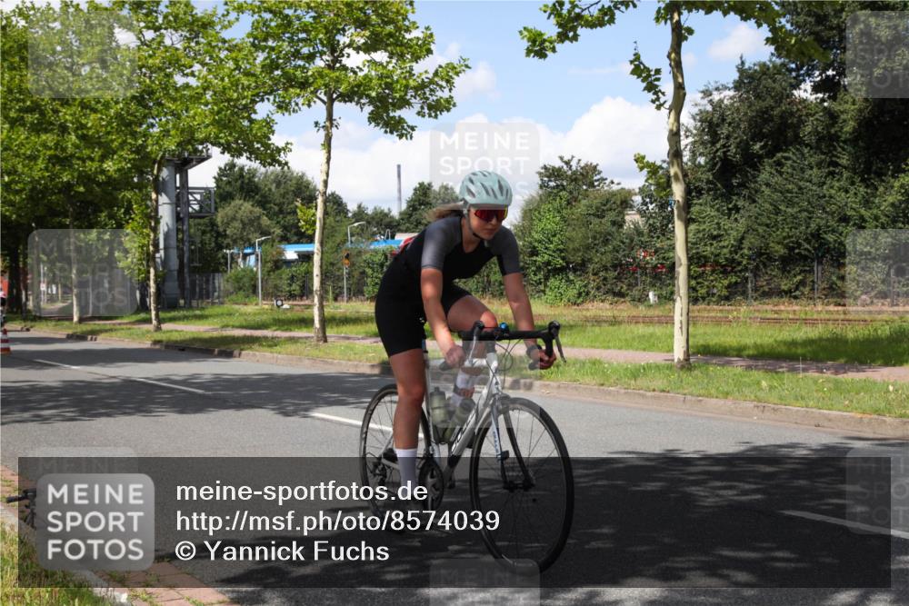 10.08.2025 - GEWOBA Citytriathlon Bremen Yannick Fuchs http://msf.ph/oto/8574039 10.08.2025 13:22:30 Radfahren 829, 911 meine-sportfotos.de