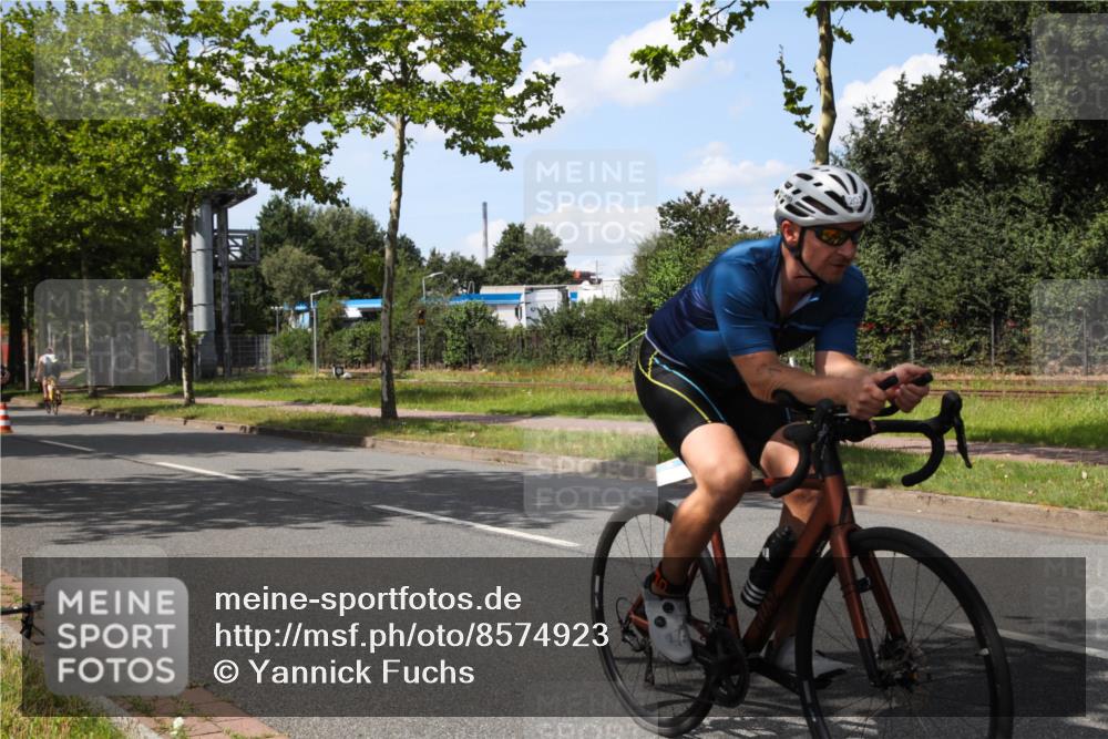 10.08.2025 - GEWOBA Citytriathlon Bremen Yannick Fuchs http://msf.ph/oto/8574923 10.08.2025 14:19:16 Radfahren 101, 124, 126, 139, 162, 201, 227, 239, 254 meine-sportfotos.de