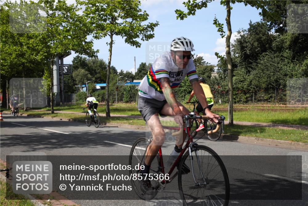 10.08.2025 - GEWOBA Citytriathlon Bremen Yannick Fuchs http://msf.ph/oto/8575366 10.08.2025 14:25:03 Radfahren 22, 166, 202, 235, 269, 346, 432 meine-sportfotos.de