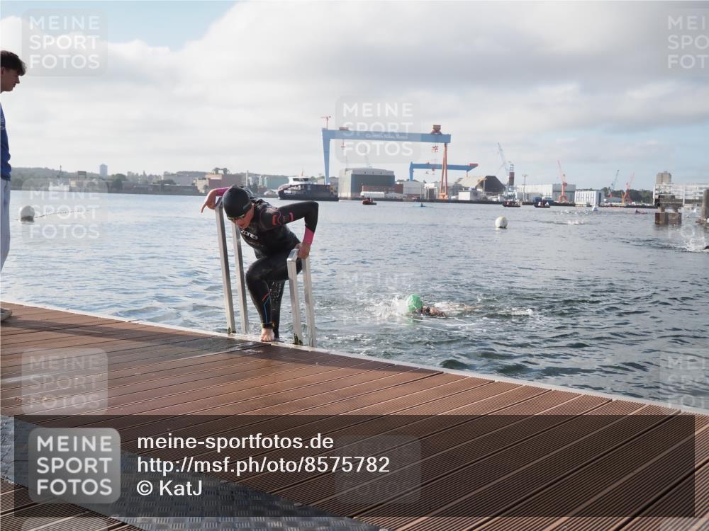 17.08.2025 - KN Förde Triathlon 2025 KatJ http://msf.ph/oto/8575782 17.08.2025 09:07:59 Schwimmen 106, 252, 106, 252 meine-sportfotos.de