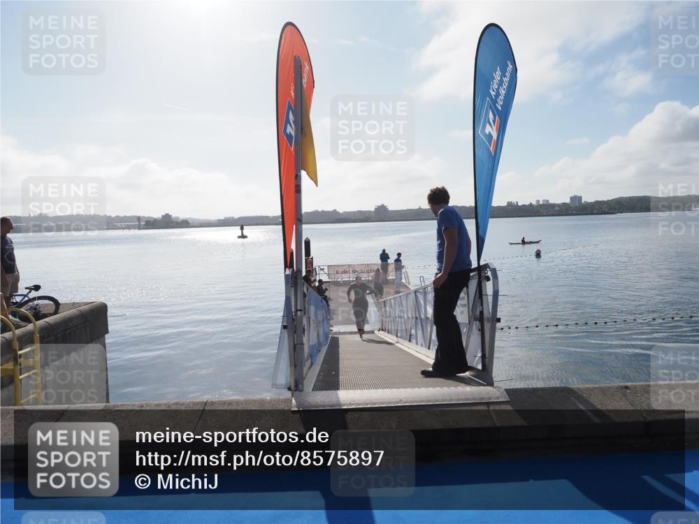 17.08.2025 - KN Förde Triathlon 2025 MichiJ http://msf.ph/oto/8575897 17.08.2025 09:07:41 Schwimmen 104, 103, 104 meine-sportfotos.de
