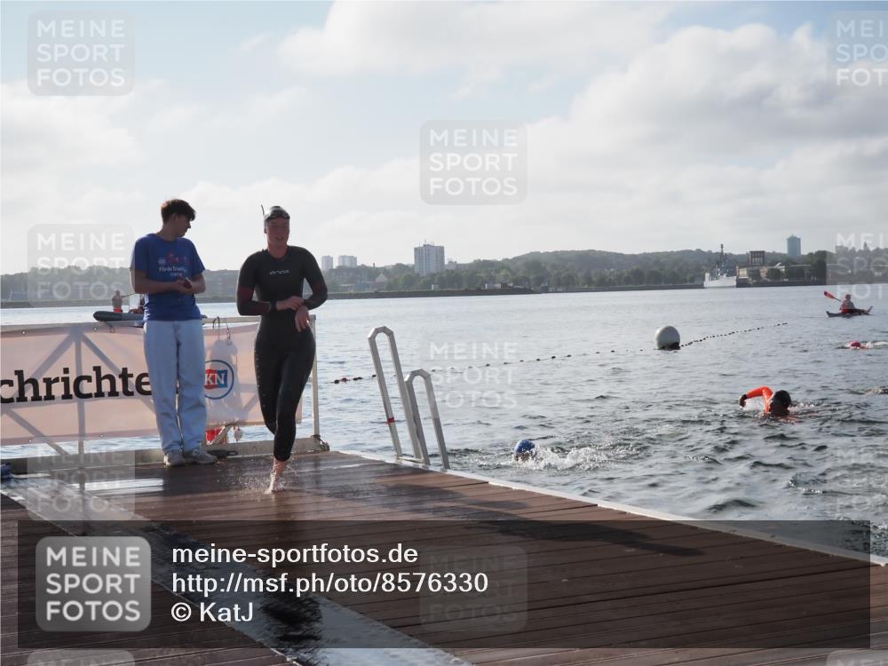 17.08.2025 - KN Förde Triathlon 2025 KatJ http://msf.ph/oto/8576330 17.08.2025 09:13:03 Schwimmen 122, 126, 126 meine-sportfotos.de